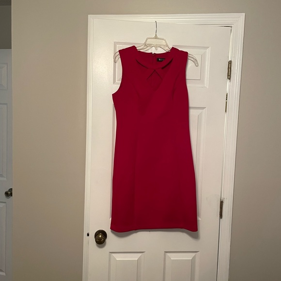 Red dress with front geometrical neckline - Picture 3 of 4